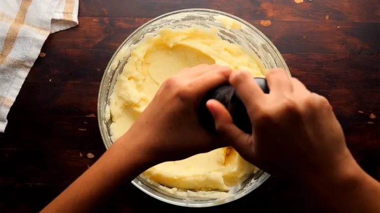 Secretul piureului perfect: cât lapte și unt trebuie să pui în funcție de cartofi