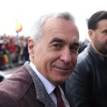 Călin Georgescu, așteptat la Înalta Curte. Susținătorii au venit cu porumbei albi, flori și ouă roșii