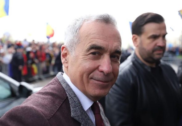 Călin Georgescu, așteptat la Înalta Curte. Susținătorii au venit cu porumbei albi, flori și ouă roșii