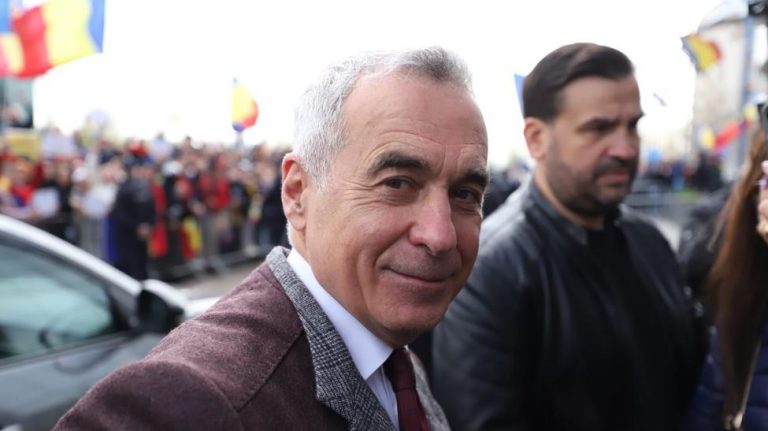 Călin Georgescu, așteptat la Înalta Curte. Susținătorii au venit cu porumbei albi, flori și ouă roșii