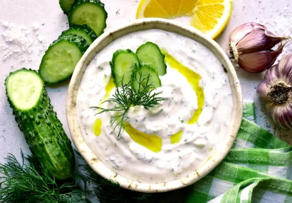 Secretul unui sos tzatziki perfect. Rețeta grecească simplă și extrem de aromată