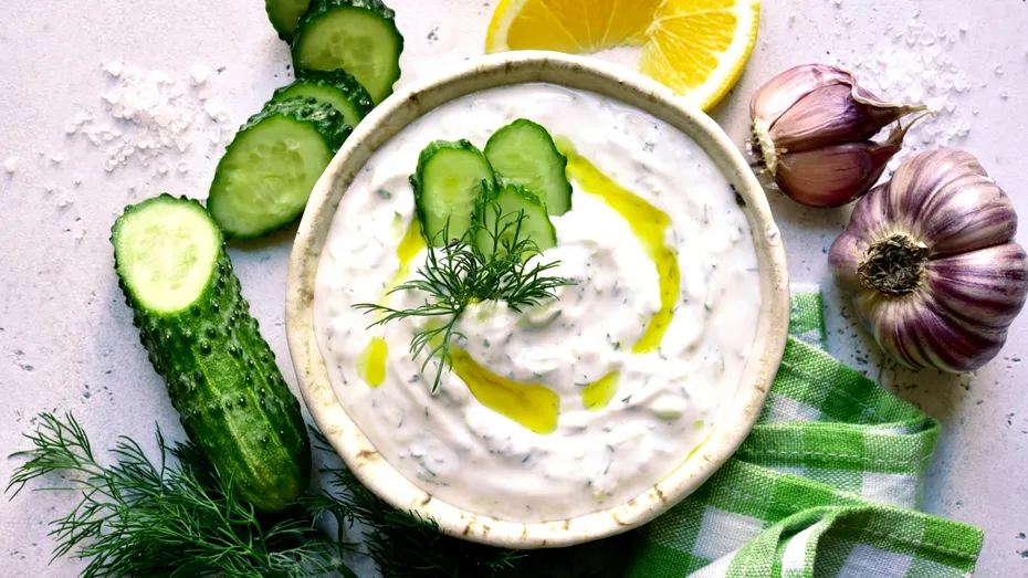 Secretul unui sos tzatziki perfect. Rețeta grecească simplă și extrem de aromată