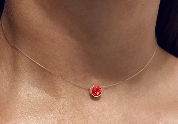 De la minimalist la elegant – versatilitatea colierelor cu fir transparent