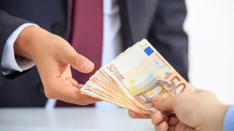Studiu: majoritatea angajatorilor admit diferențe salariale între persoane aflate pe poziții similare. Care sunt explicațiile oferite