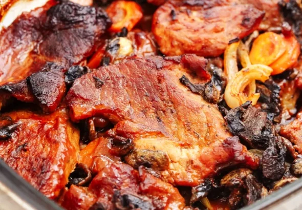 Ceafă de porc la cuptor fragedă și suculentă. Rețeta simplă care cucerește orice masă în familie