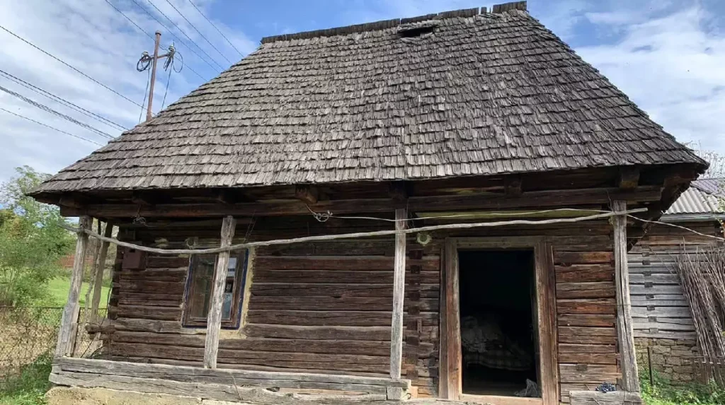 O casă maramureșeană veche de un secol se vinde cu 3.500 de euro. Proprietarii au demontat-o și au numerotat fiecare piesă