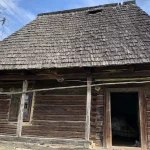 O casă maramureșeană veche de un secol se vinde cu 3.500 de euro. Proprietarii au demontat-o și au numerotat fiecare piesă
