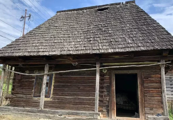 O casă maramureșeană veche de un secol se vinde cu 3.500 de euro. Proprietarii au demontat-o și au numerotat fiecare piesă