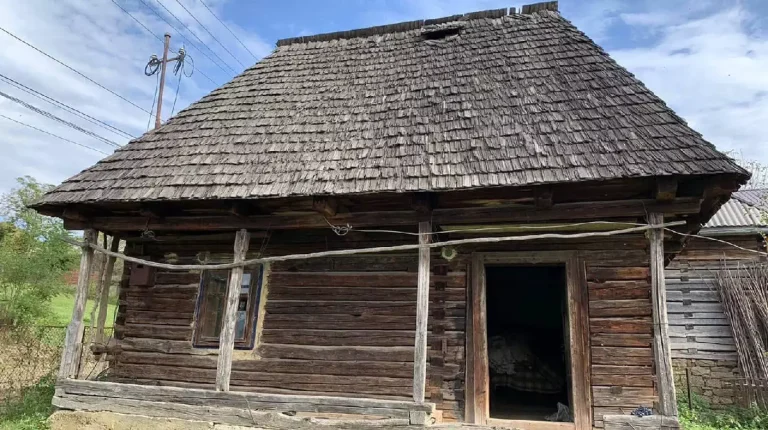 O casă maramureșeană veche de un secol se vinde cu 3.500 de euro. Proprietarii au demontat-o și au numerotat fiecare piesă