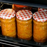 Unde se păstrează corect zacusca pentru iarnă. Greșeala care poate compromite borcanele