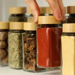 Unde nu ar trebui să ții condimentele în bucătărie. Obiceiul comod care le face să-și piardă aroma mai repede