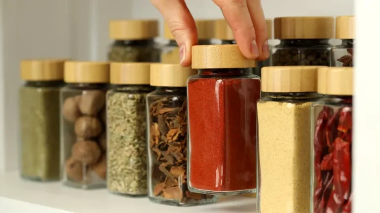 Unde nu ar trebui să ții condimentele în bucătărie. Obiceiul comod care le face să-și piardă aroma mai repede