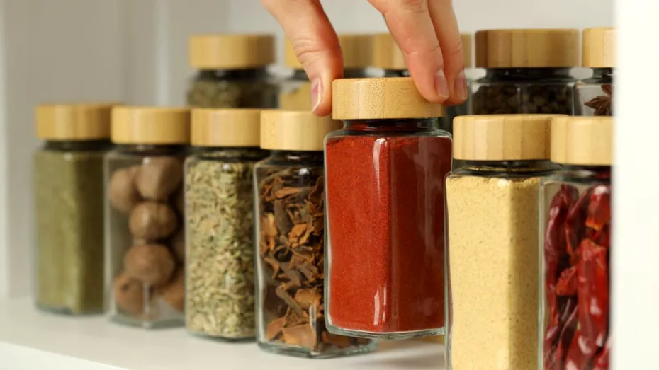 Unde nu ar trebui să ții condimentele în bucătărie. Obiceiul comod care le face să-și piardă aroma mai repede