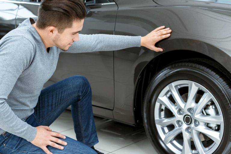De ce se uzează anvelopele doar pe interior și ce îți spune asta despre mașină